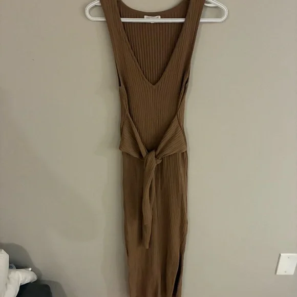 Good American Belted Body Dress in Taupe - Picture 4 of 7